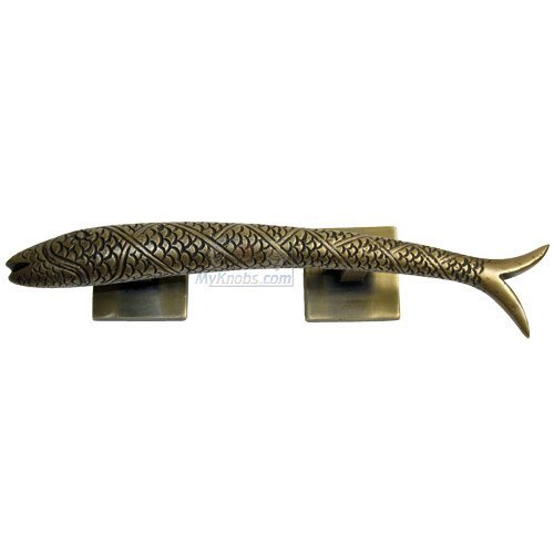 Gado Gado 7 1/4" Right Carved Fish Pull